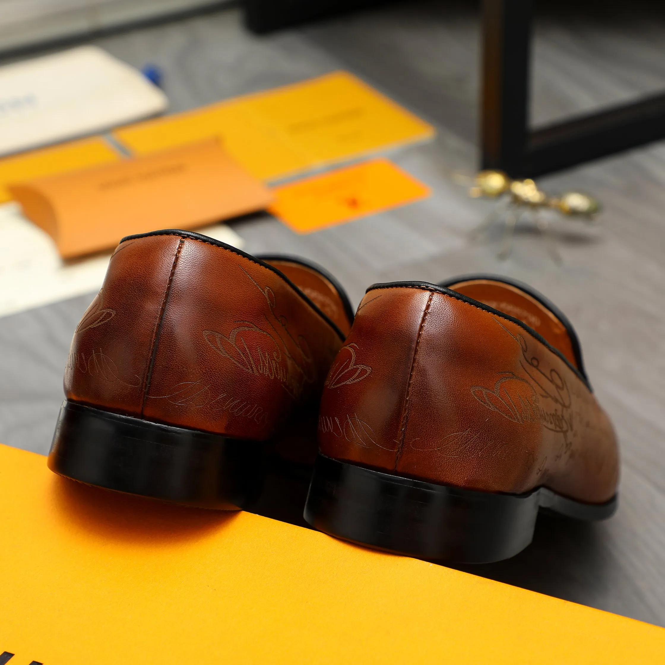 Men's shoes 💰520 Product trademark: LV "Louis Vuitton" business slip-on leather shoes Regular size: 37-46 Product material: Selected color-burned cowhide upper, pigskin lining, rubber outsole